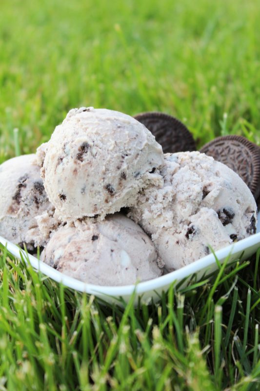 Easy & Eggless Homemade Cookies & Cream Ice Cream